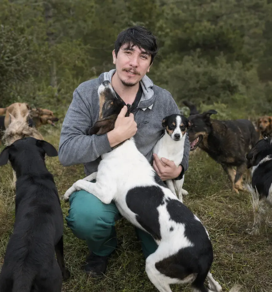 Caio Protetor cercado pelos cães que cuida