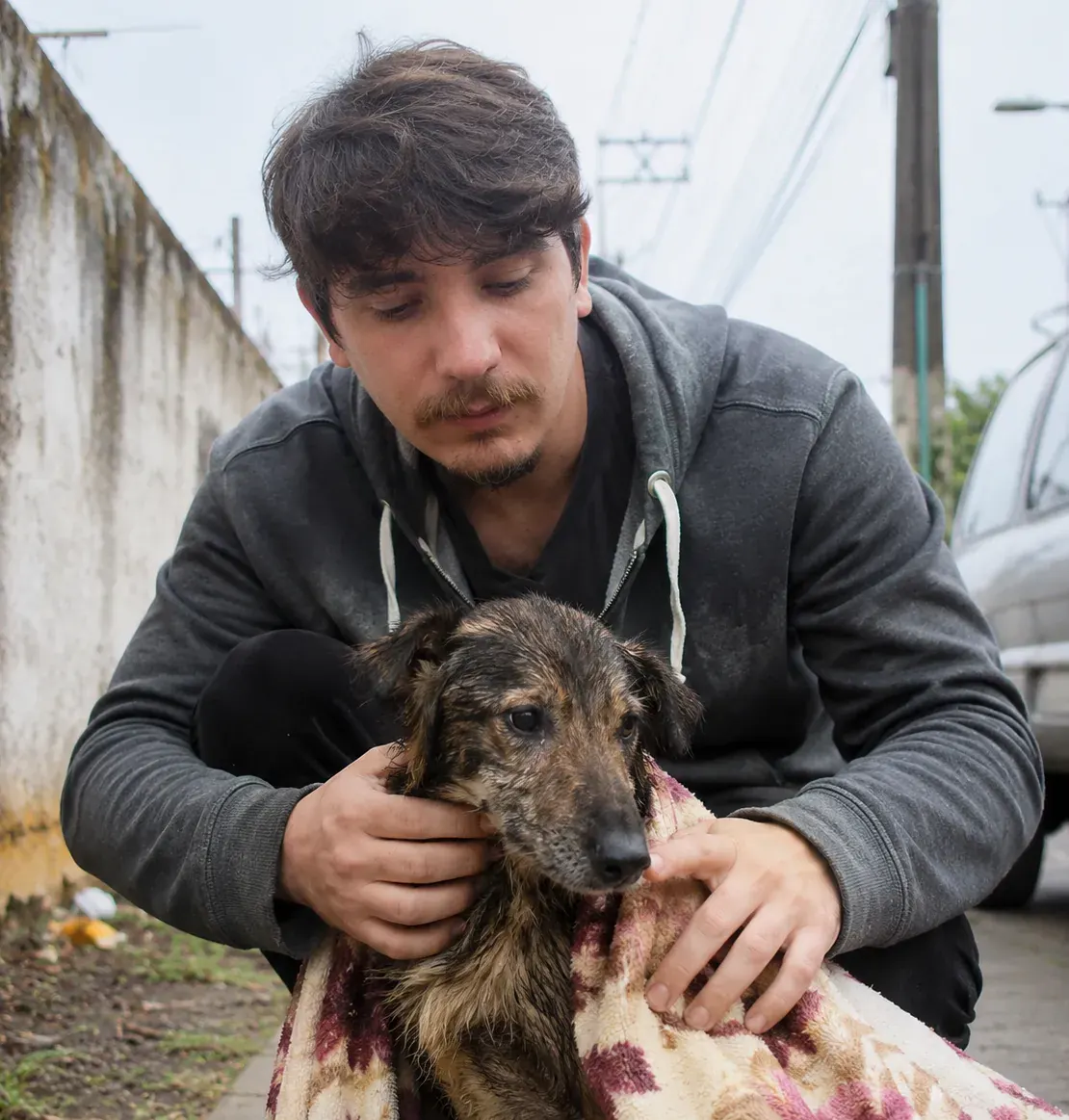 Caio com um cão resgatado no colo