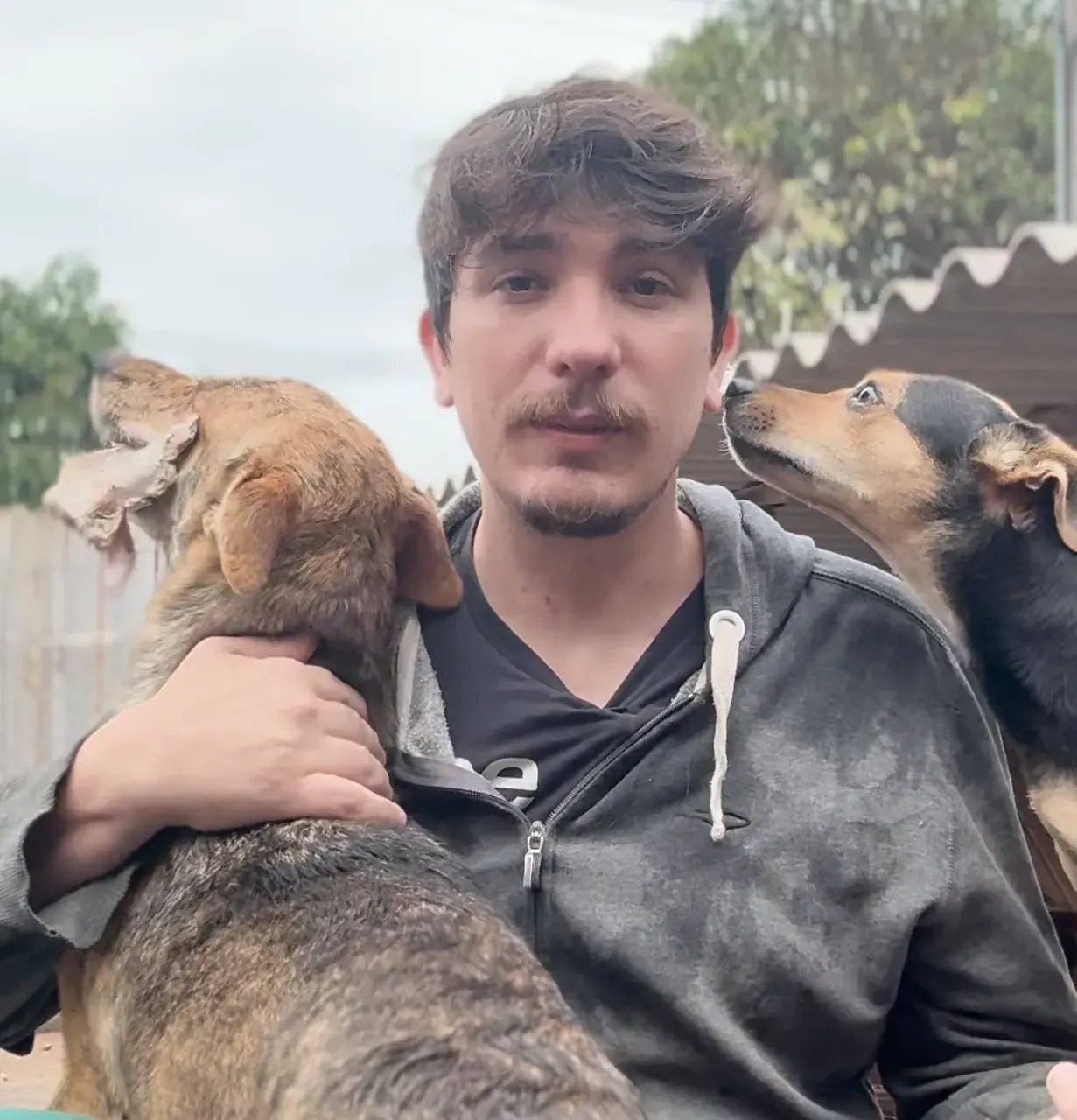 Caio cuidando de um dos animais resgatados